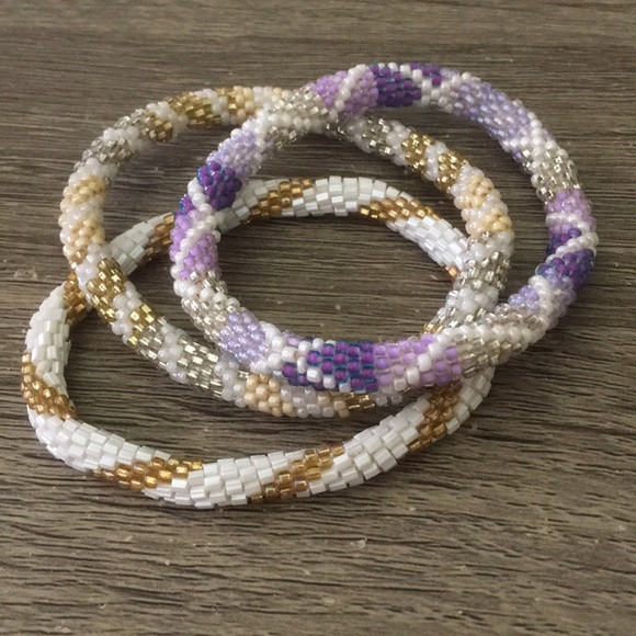 White and gold striped beaded bracelet - Picture 3 of 3